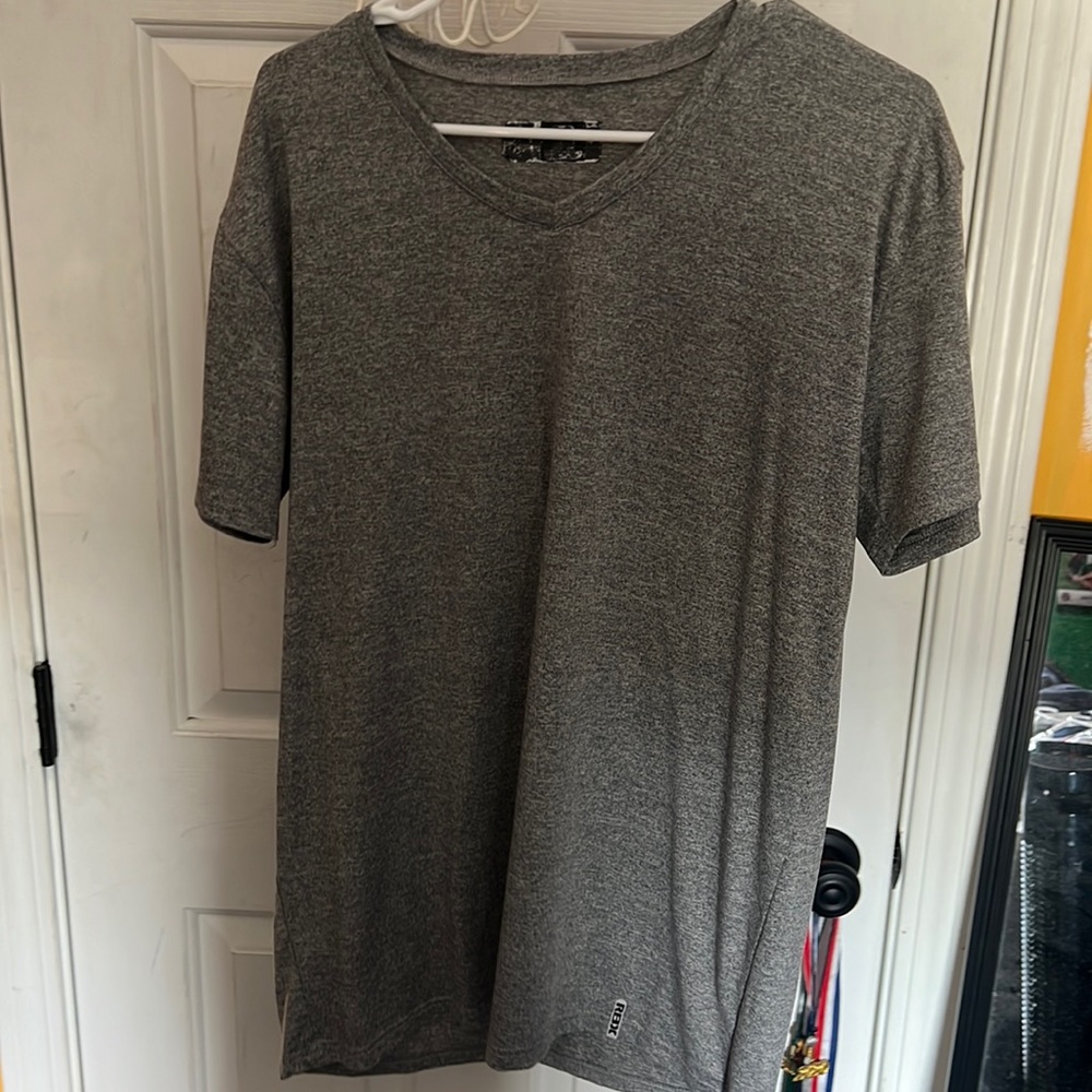 Men’s gray shirt